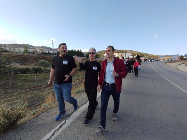 Toni Valero y Guzmán Ahumada (IU), en la marcha contra la planta de asfalto en Casabermeja