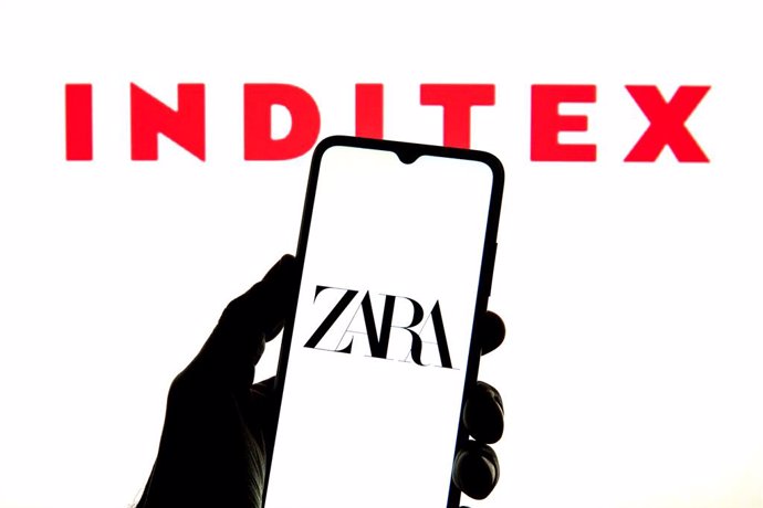 Archivo - March 11, 2022, Barcelona, Catalonia: In this photo illustration a Zara logo seen displayed on a smartphone with a Inditex logo in the background.