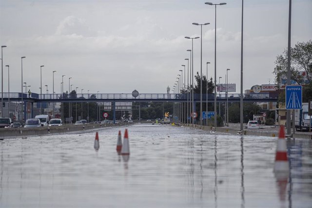 Tramo inundado de la autovía del Este, A-3, en la salida de Valencia, a 12 de noviembre de 2022, en Valencia, Comunidad de Valencia, (España). La acumulación de agua por lluvias que afecta hoy a la Comunitat Valenciana ha obligado a cortar varias carreter