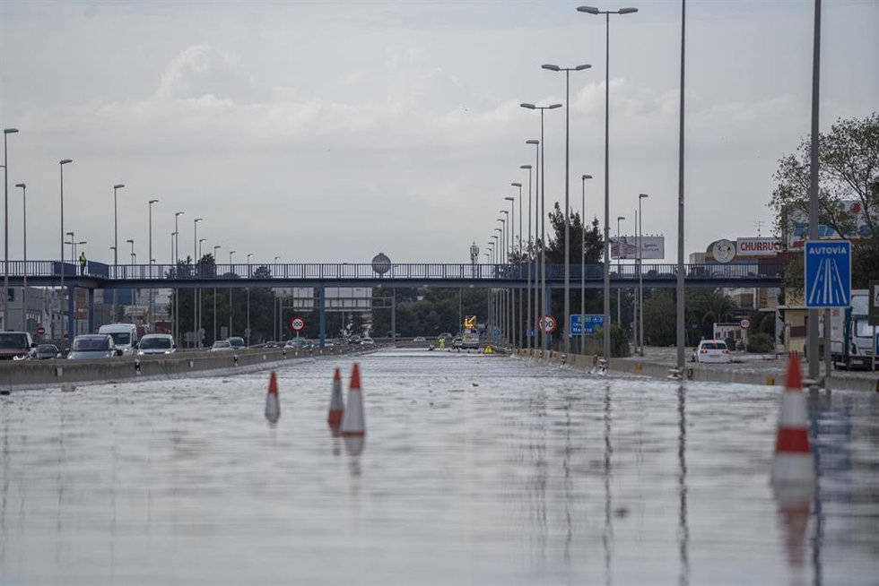 Tramo inundado de la autovía del Este, A-3, en la salida de Valencia, a 12 de noviembre de 2022, en Valencia, Comunidad de Valencia, (España). La acumulación de agua por lluvias que afecta hoy a la Comunitat Valenciana ha obligado a cortar varias carret