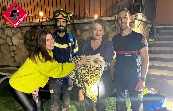 Rescatan a una perra tras caer por un barranco en Benissa