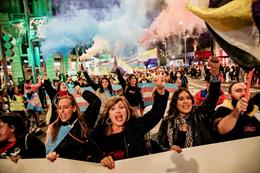 Un millar de personas marchan en Madrid contra los recortes a la Ley Trans: "Ley para todes o PSOE fuera del orgullo" La activista por los derechos trans, Mar Cambrollé, junto a varias manifestantes durante una marcha convocada por ‘Federación Plataforma Trans’ ante las enmiendas del PSOE, a 12 de noviembre de 2022, en Madrid (España). ‘