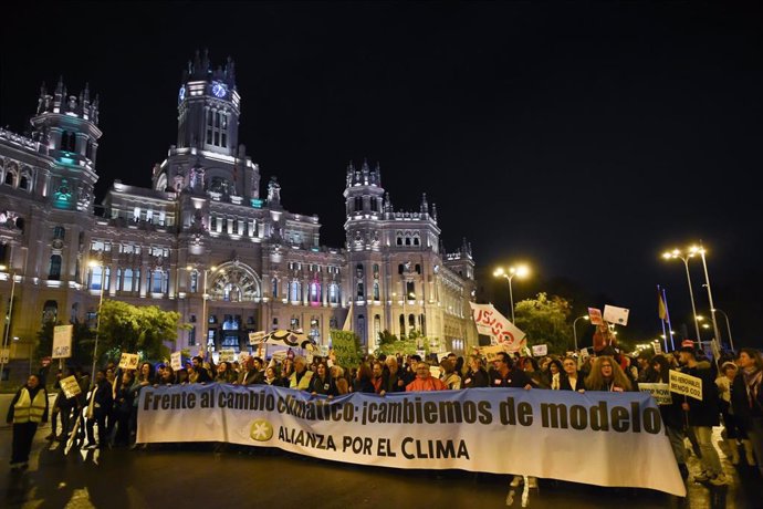 Un grupo de personas perteneciente a CCOO Madrid y Alianza por el Clima se manifiesta por un cambio de modelo energético, a 12 de noviembre de 2022, en Madrid (España). 