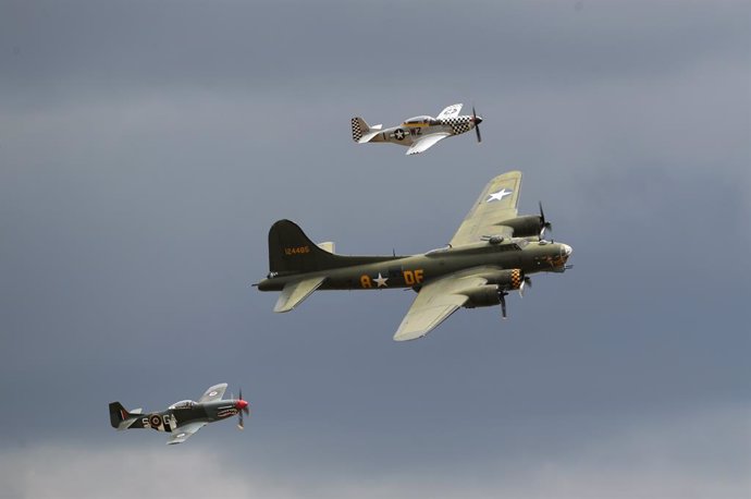 Archivo - 14 July 2019, England, Cambridge: The UK's last airworthy B-17 Flying Fortress 'Sally B' and a pair of Curtiss P-40 Warhawk's display during the Flying Legends Air Show at IWM Duxford. Photo: Joe Giddens/PA Wire/dpa