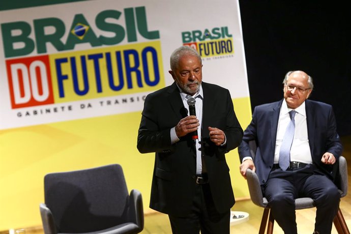 10 November 2022, Brazil, Brasilia: Luiz Inacio Lula da Silva (L), President-elect of Brazil, participates in an event at the Cultural Center of the Bank of Brazil (CCBB). Photo: Marcelo Camargo/Agencia Brazil/dpa - ATENCIÓN: Sólo para uso editorial y m