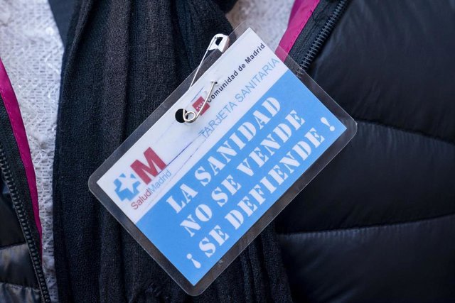 Archivo - Una persona con una tarjeta en la que se lee: 'La sanidad no se vende, se defiende'