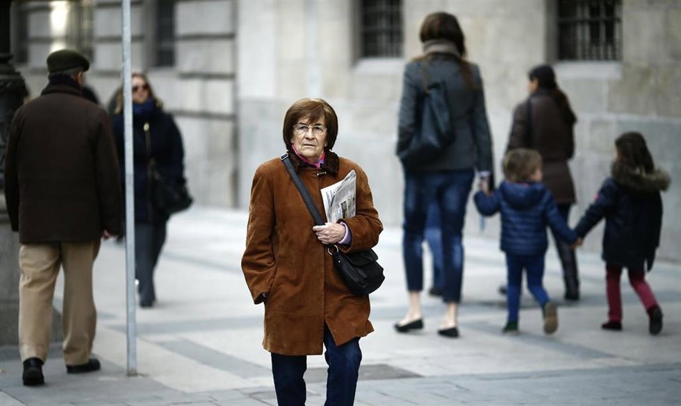 Archivo - Gente paseando
