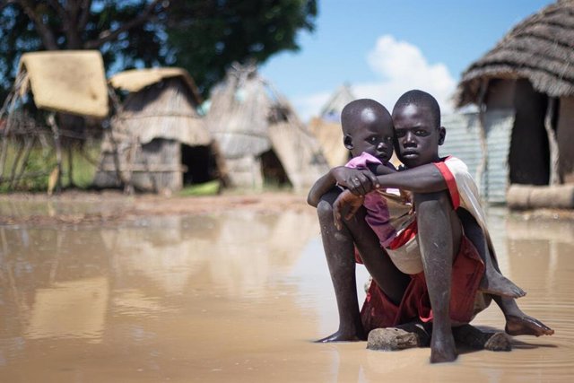 Efectos del cambio climático en Sudán del Sur. Niños en medio de las inundaciones
