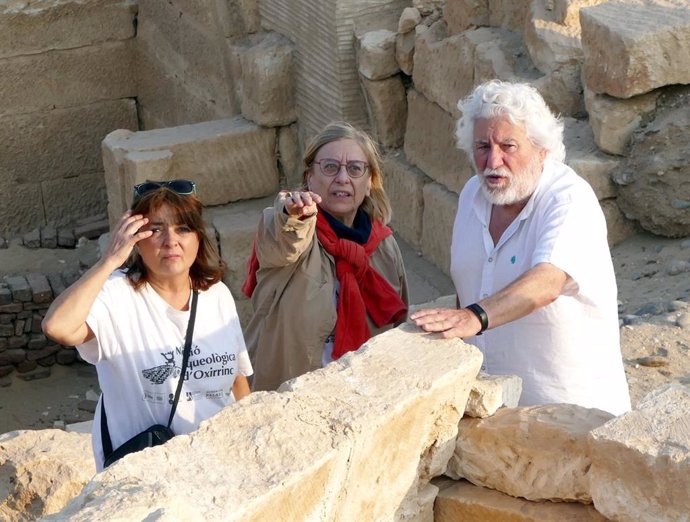 Cristóbal Gabarrón en la Misión Arqueológica Española en Oxirrinco con las codirectoras Esther Pons y Maite Escort