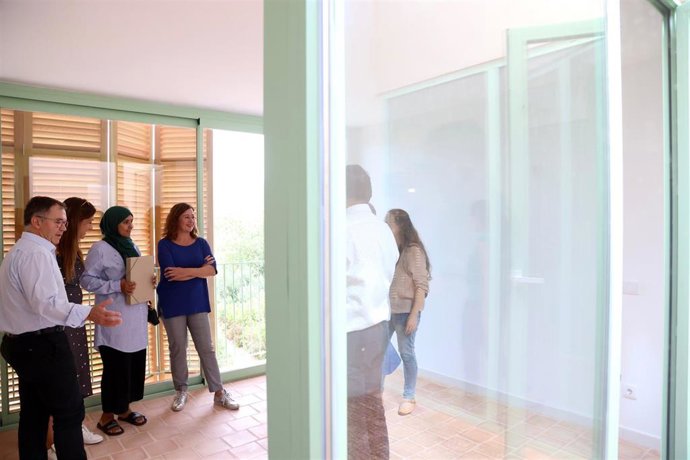 Archivo - La presidenta del Govern, Francina Armengol, en un acto de entrega de llaves de VPO en Inca.