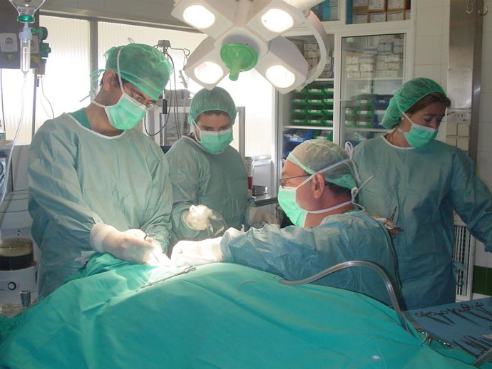 Archivo - Imagen de archivo de una operación en el Hospital Virgen del Rocío de Sevilla. 