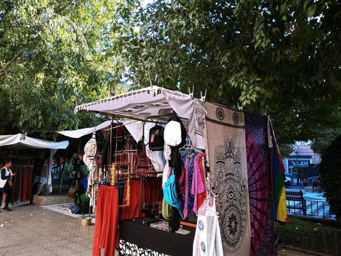 Algunos de los puestos que forman parte del mercadillo regulado de la Plaza del Duque.