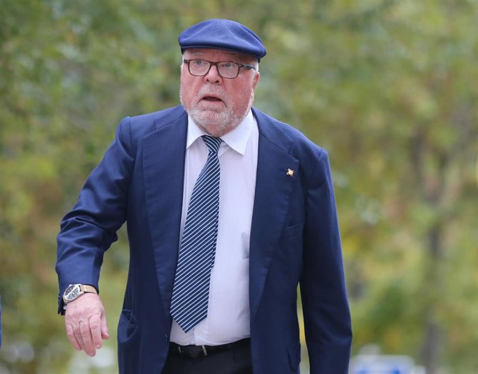 El comisario jubilado José Manuel Villarejo a su llegada a la primera sesión de un juicio en la Audiencia Provincial de Madrid, a 8 de noviembre de 2022, en Madrid (España). La Audiencia Provincial de Madrid celebra mañana martes, a las 10.00 horas, la 