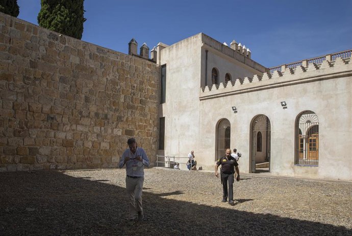 Archivo - Fachada de las casas correspondientes a los números 7 y 8 ubicadas en el citado Patio de Banderas