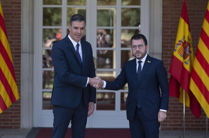 El presidente del Gobierno, Pedro Sánchez (i), y el de la Generalitat, Pere Aragonés, a su llegada a una reunión, en La Moncloa, a 15 de julio de 2022, en Madrid (España).
