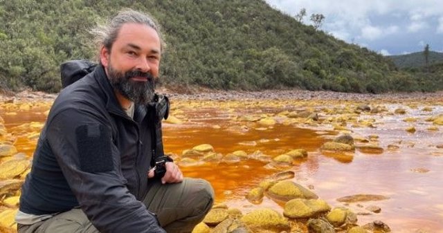 El historiador y arqueólogo subacuático de Huelva , doctor Claudio Lozano, en una de las imágenes del documental.