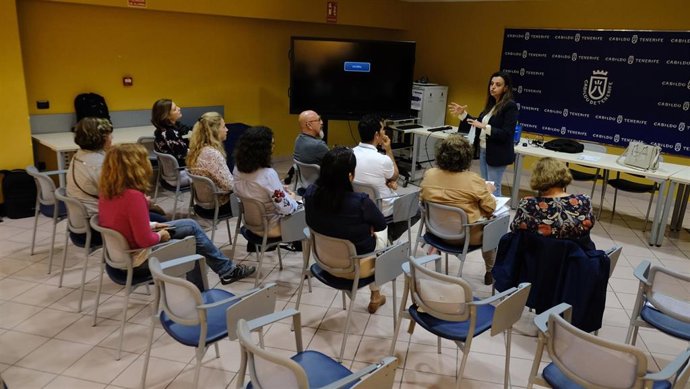 La consejera del área de Gestión del Medio Natural y seguridad del Cabildo de Tenerife, Isabel García, se reune con los beneficiarios de las subvenciones