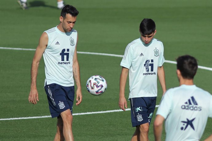 Archivo - Sergio Busquets of Spain and Pedri Gonzalez of Spain during the training of Spanish National Soccer Team at Ciudad del Futbol Las Rozas on July 03, 2021 in Las Rozas, Madrid, Spain.