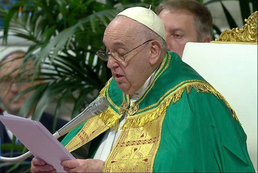 El Papa celebra una misa con decenas de indigentes