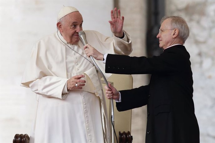 09 November 2022, Vatican, Vatican Citz: Pope Francis (L) leads his Wednesday General Audience in St. Peter's Square at the Vatican. Photo: Evandro Inetti/ZUMA Press Wire/dpa