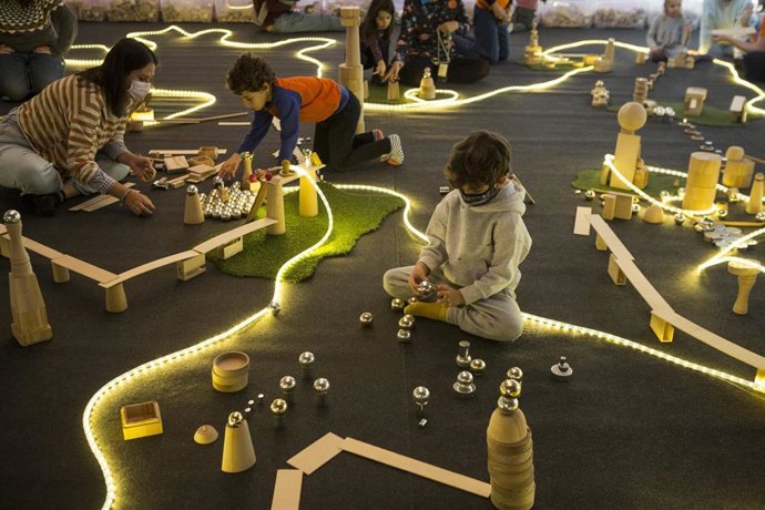 Un niño participa en una actividad de la Barcelona Innova Week