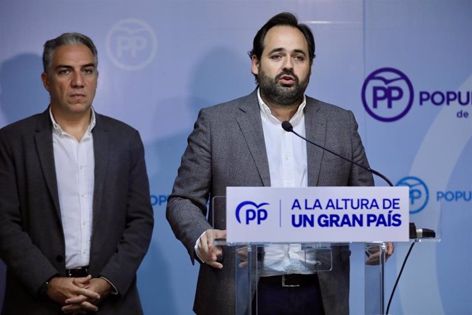 El presidente del PP en C-LM, Paco Núñez, en rueda de prensa junto al coordinador del PP, Elías Bendodo.