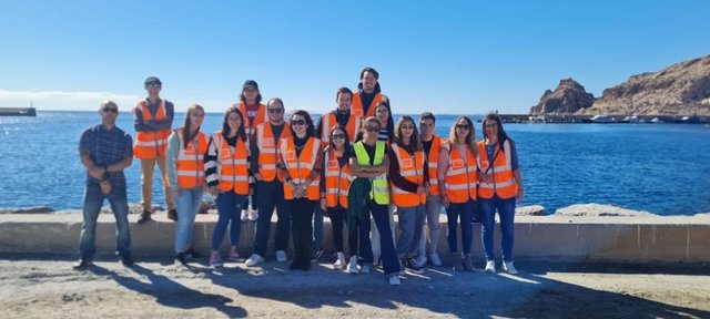 Estudiantes de Comercio Internacional, de Macael, visitan el Puerto de Almería