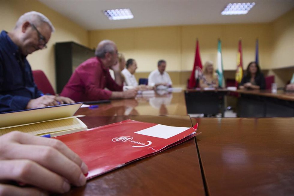Archivo - Imagen de archivo de una reunión de UGT