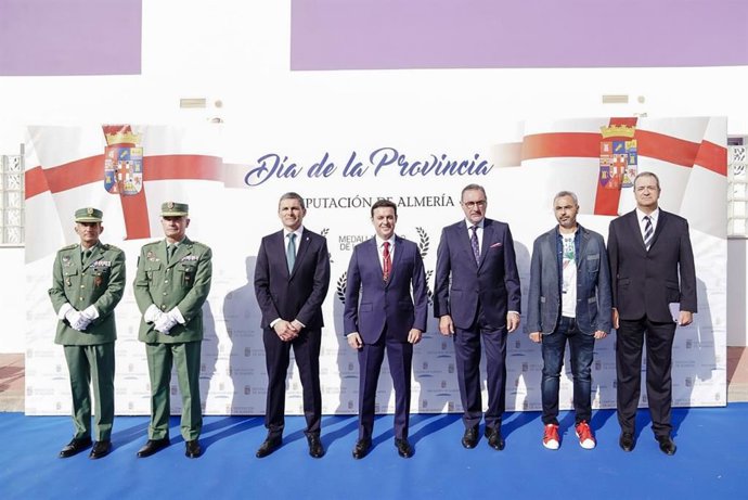 El presidente de la Diputación de Almería junto con los homenajeados con las medallas de la institución en el Día de la Provincia, celebrado en Los Gallardos.
