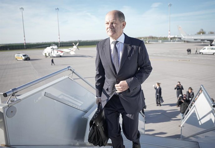 07 November 2022, Brandenburg, Schoenefeld: German Chancellor Olaf Scholz boards a plane to travel to attend the 2022 United Nations Climate Change Conference COP27 at the International Convention Center. Photo: Michael Kappeler/dpa