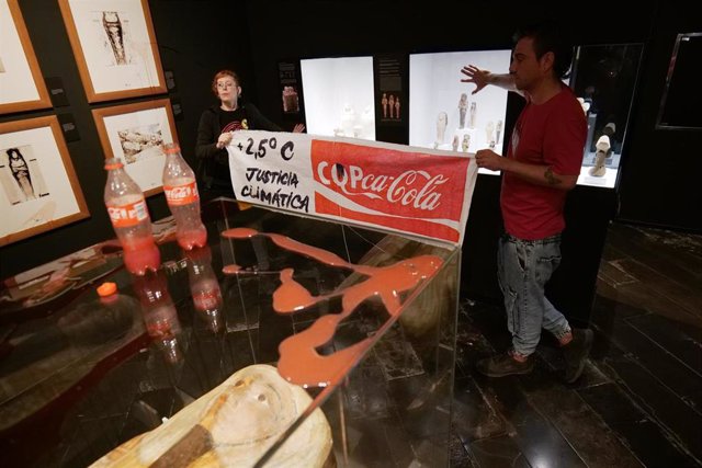 Los dos activistas que han manchado vitrinas y paredes del Museu Egipci de Barcelona en señal de protesta por la emergencia climática