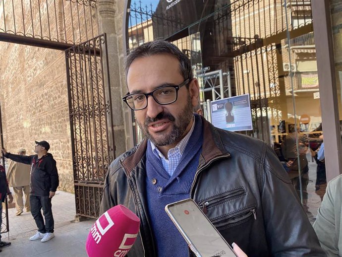 El secretario de Organización del PSOE de Castilla-La Mancha, Sergio Gutiérrez, atiende a los medios en Talavera de la Reina.