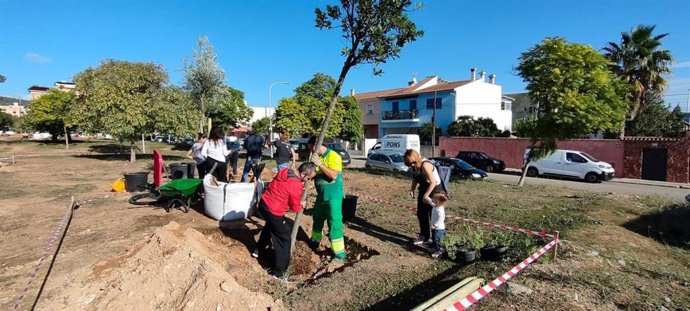 Más de 100 personas participan en la siembra popular de Son Peretó