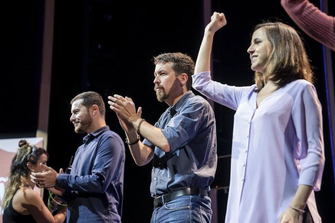 (I-D)El presidente del partdo brasileño Socialismo y Libertad, Juliano Medeiros; el exlíder de Podemos, Pablo Iglesias; y la ministra de Derechos Sociales y Agenda 2030, Ione Belarra, en el acto de de la 'Uni de otoño' en el Teatro Coliseum, a 6 de novi