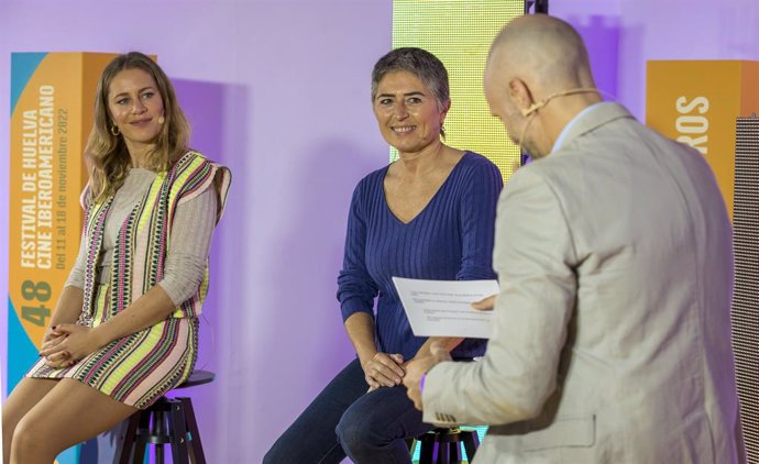 Ángeles Reiné, directora de 'Héroes de barrios', junto a la actriz Lisi Linder, en el Festival de Cine de Huelva