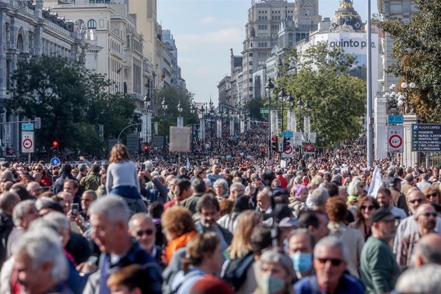 Unas 200.000 personas según la Delegación de Gobierno marchan durante una manifestación contra el desmantelamiento de la Atención Primaria en la Sanidad Pública