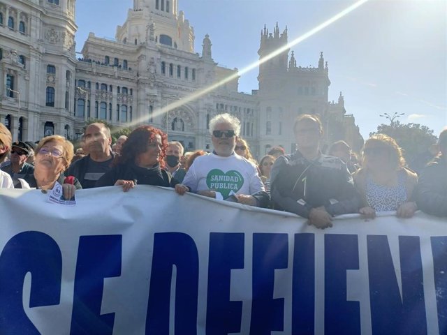 Pedro Almódovar en una manifestación por la Sanidad Pública en Cibeles.