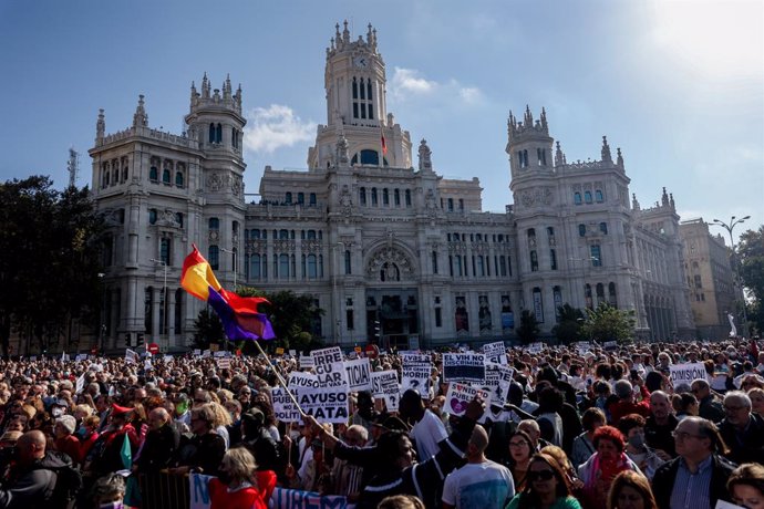 Unas 200.000 personas según la Delegación de Gobierno marchan durante una manifestación contra el desmantelamiento de la Atención Primaria en la Sanidad Pública, a 13 de noviembre de 2022, en Madrid (España). 