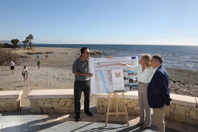 La alcaldesa de Marbella sobre un nuevo proyecto para ampliar el paseo marítimo con una pasarela peatonal sobre desembocadura del río Guadaiza