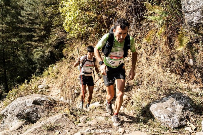El español Miguel Heras, más cerca de la victoria en la Everest Trail Race by The Elements