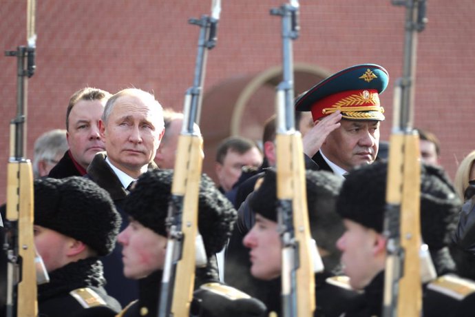 Archivo - El presidente ruso, Vladimir Putin y su ministro de Defensa, Sergei Shoigu, durante un desfile