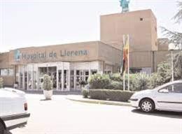 Archivo - Exterior del Hospital de Llerena.