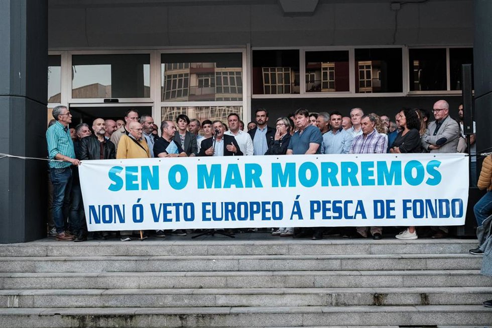 Archivo - Un grupo de personas protesta contra el veto a la pesca en la plaza del Concello, a 8 de octubre de 2022, en Ribeira, A Coruña.