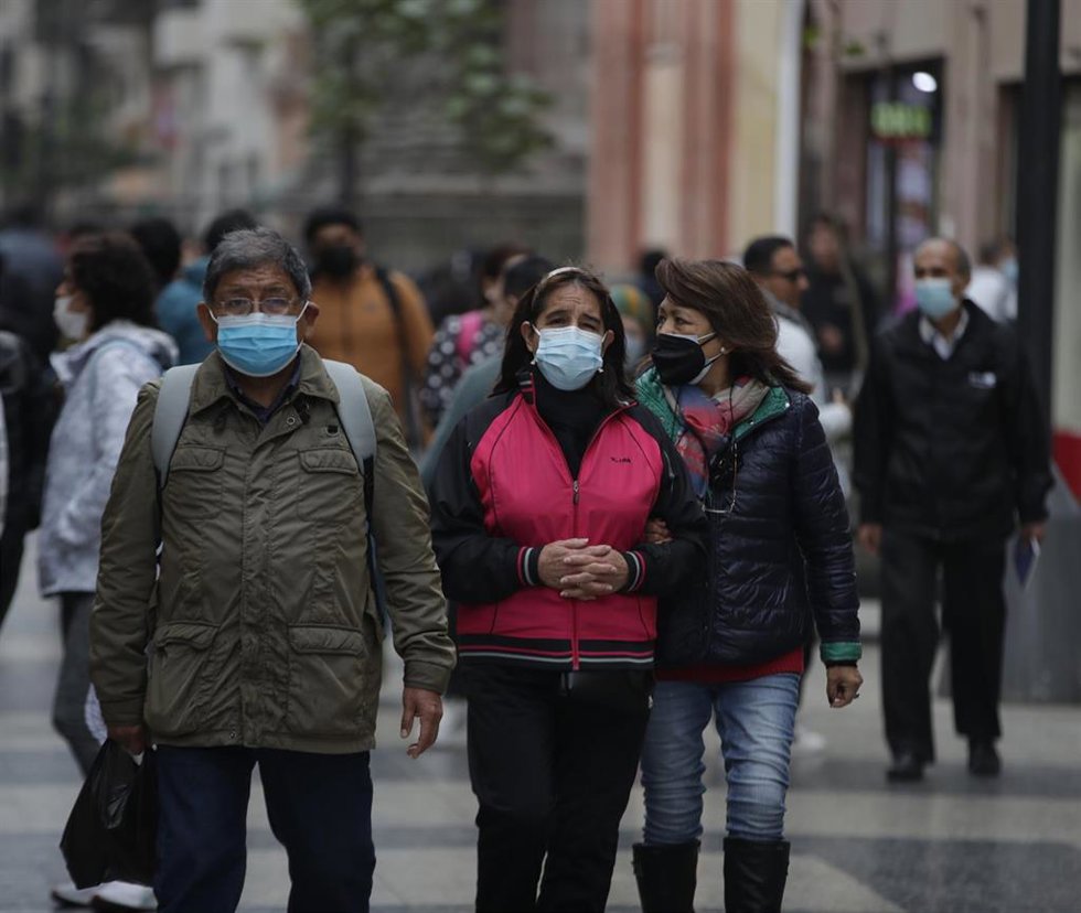 Archivo - Personas con mascarilla en Perú