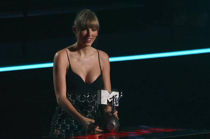 13 November 2022, North Rhine-Westphalia, Duesseldorf: US singer Taylor Swift celebrates with the award in the category "Best Longform Video" during the MTV Europe Music Awards ceremony. Photo: Rolf Vennenbernd/dpa