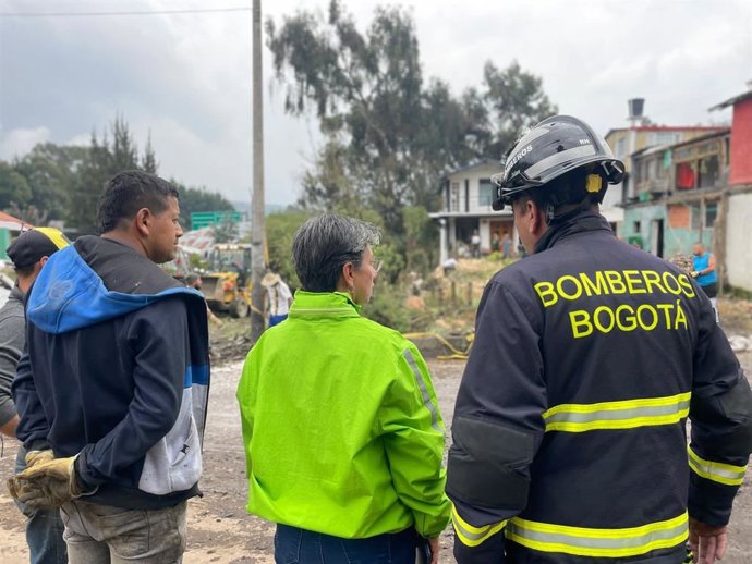 La alcaldesa de Bogotá, Claudia López, y los Bomberos en el sector de San Luis, tras las fuertes lluvias en la región