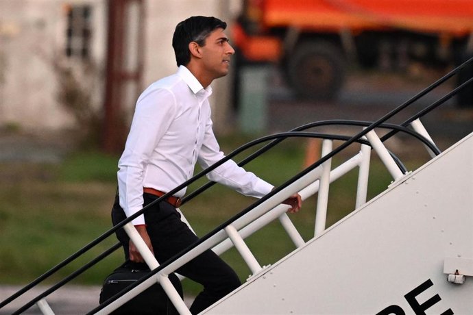 El primer ministro del Reino Unido, Rishi Sunak, sube a un avión de camino a Bali (Indonesia), donde asistirá a la cumbre del G20.