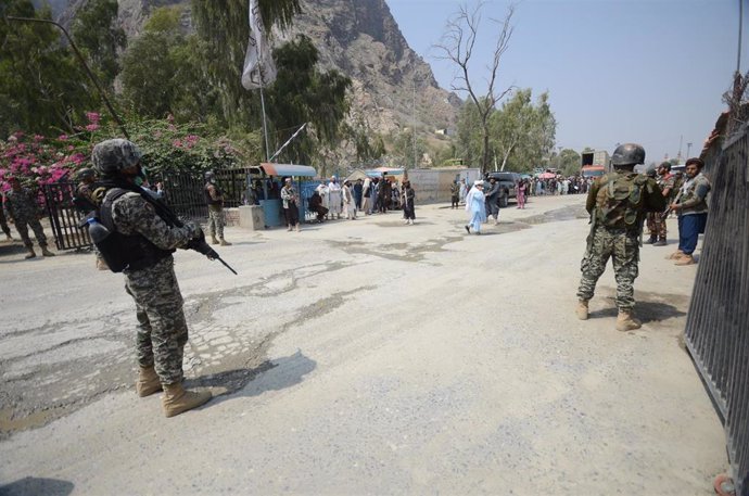 Archivo - Imagen de archivo de soldados en la frontera de Torkham, Pakistán