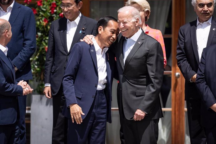 Archivo - Imagen de archivo del presidente de Indonesia, Joko Widodo, y su homólogo de Estados Unidos, Joe Biden, en Alemania