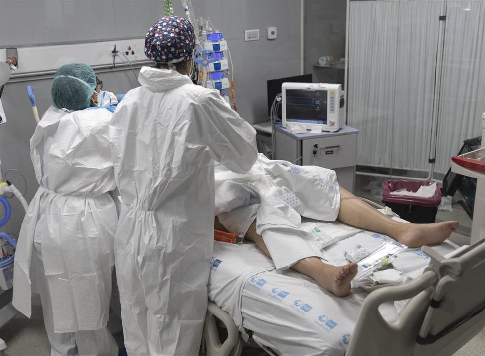Archivo - Un paciente hospitalizado por Covid